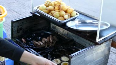 Hoi An Vietnam 'da Banh khot mini hindistan cevizli krep hazırlıyorum.