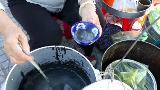 Βάζοντας Μαύρο Σουσάμι Γλυκιά Σούπα Ένα Μπολ Στο Δρόμο Του — Αρχείο Βίντεο