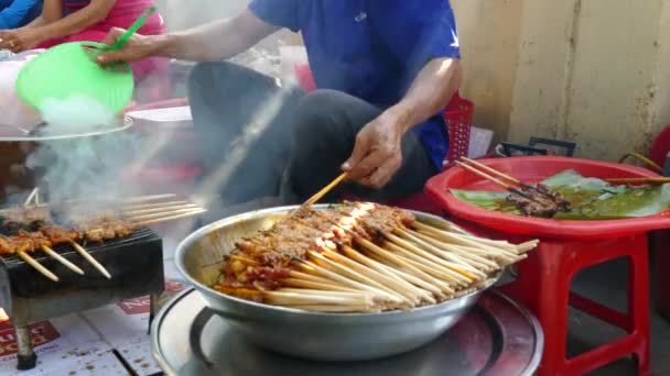 Sertésnyárs Grillezett Sertéshús Elkészítése Rizspapírba Zöldségbe Csomagolva Hoi Vietnamban — Stock videók