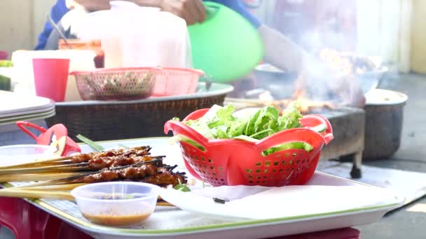 Preparación Del Pincho Cerdo Cerdo Parrilla Envuelto Papel Arroz Verduras — Vídeos de Stock