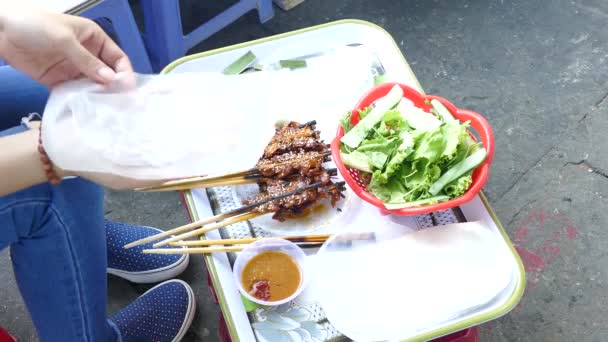 Zubereitung Der Schweinespieße Gegrilltes Schweinefleisch Reispapier Und Gemüse Hoi Vietnam — Stockvideo