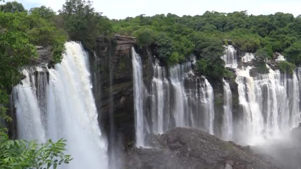 Kalandula Falls Pulveriza Água Sobre Arbustos Rochas Semelhantes Tortas Angola — Vídeo de Stock