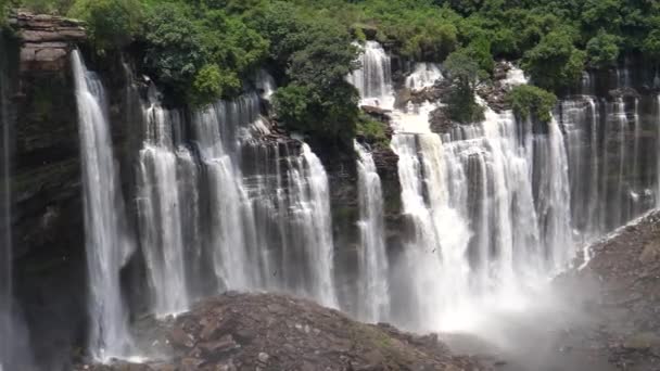Пан Массивных Потоков Воды Падающих Водопада Каландула Анголе — стоковое видео