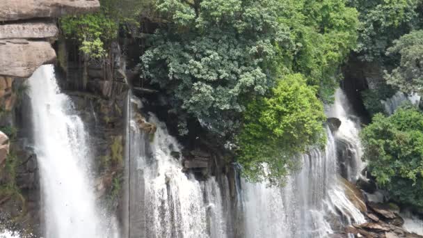 Kalandula Falls Rociando Agua Sobre Arbustos Rocas Parecidas Una Tarta — Vídeos de Stock