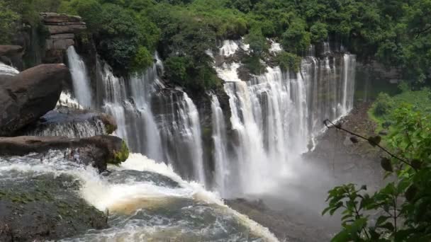 Поток Воды Падает Водопада Каландула Анголе — стоковое видео