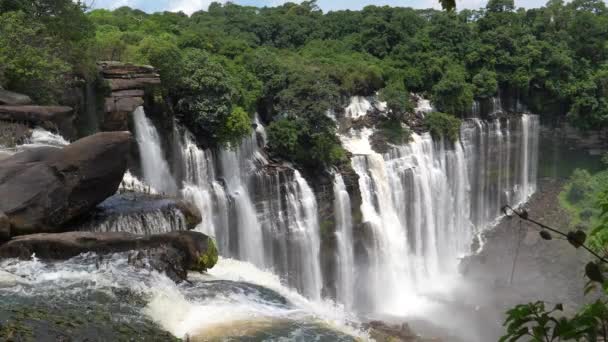 Kalandula Falls Spuiten Water Struiken Taart Achtige Rotsen Angola — Stockvideo