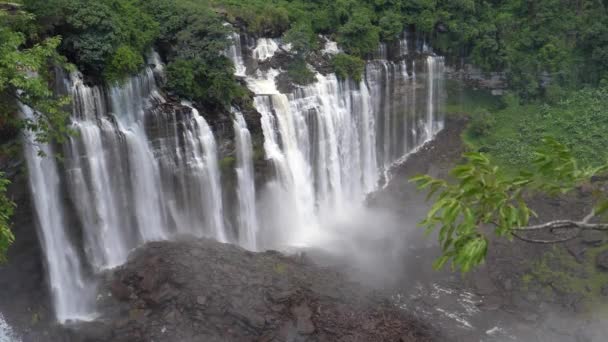 Kalandula Falls Spuiten Water Struiken Taart Achtige Rotsen Angola — Stockvideo