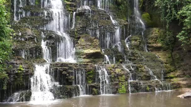 アンゴラのカランドゥラ滝の周りの滝から閉じる — ストック動画