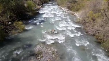 İspanya 'da El Pueyo de Jaca çevresindeki karlı bir dağ manzarasına doğru eğil.