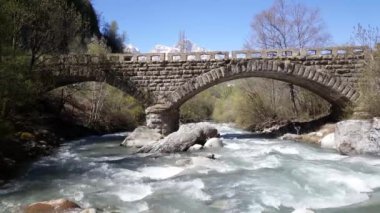 İspanya 'da El Pueyo de Jaca nehri üzerindeki eski taş köprü.