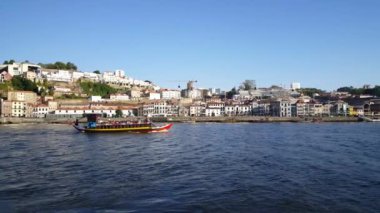 Porto Portekiz 'de nehir kıyısındaki tekne.