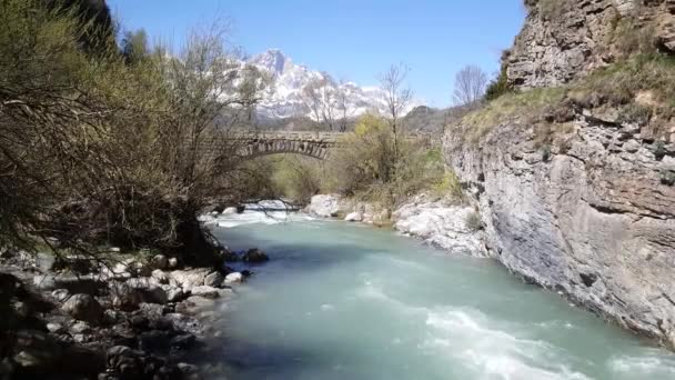 Alte Steinbrücke Über Einen Fluss Pueyo Jaca Spanien — Stockvideo