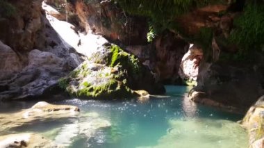 Fas, Afrika 'daki Cennet Vadisi' nde su dolu mağara.