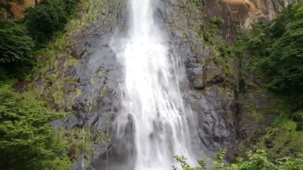 アフリカのギニアのディトイン滝から傾斜 — ストック動画