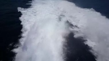 Feribot, İspanya 'daki Tarifa limanından ayrılırken denizden yukarı doğru eğil.