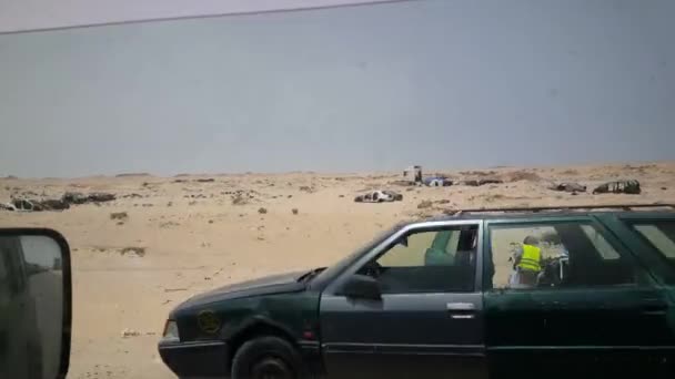 Cementerio Automóviles Junto Autopista Del Sahara Sahara Occidental África — Vídeos de Stock