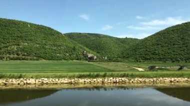 Hırvatistan 'ın dağlık arazisinden arabayla geçerken