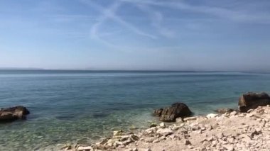 Hırvatistan 'daki Sütyen adasının yanından geçiyor