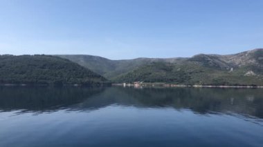 Hırvatistan 'ın Hvar adasının yanından geçiyor