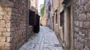 Hırvatistan 'ın Stari Grad kasabasının sokaklarında yürüyorum