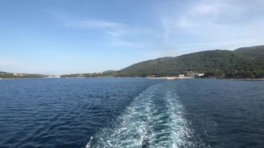 Hırvatistan 'daki Hvar adasından feribot kalkıyor