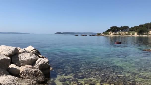 Facet Relaksujący Się Pływającym Łóżku Wybrzeżu Splitu Chorwacja — Wideo stockowe