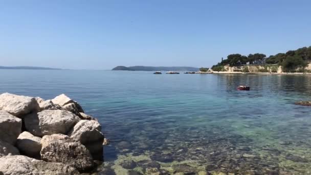 Guy se détendre sur un lit d'air flottant sur la côte de Split Croatie 