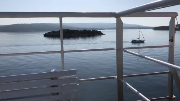 Hırvatistan Bir Teknenin Yanından Geçen Feribot — Stok video