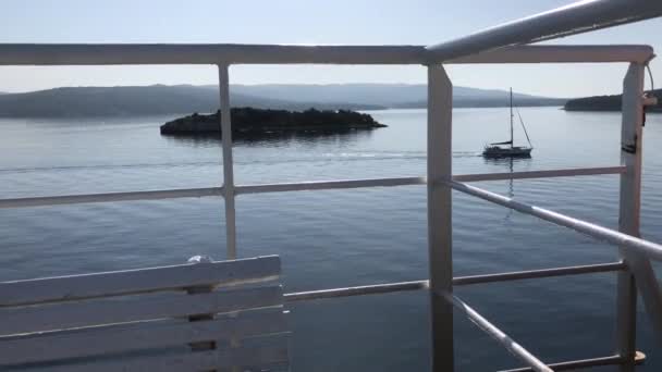 Ferry passant par un voilier en Croatie