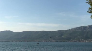 Split Hırvatistan 'daki Marjan Orman Parkı etrafında askeri helikopter