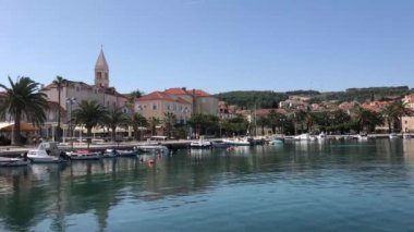 Supetar 'ın eski kasabasında yürüyorum 