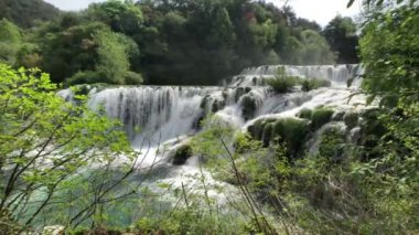 Krka Ulusal Parkı 'ndaki şelaleler Hırvatistan