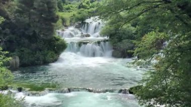 Krka Ulusal Parkı 'ndaki şelaleler Hırvatistan