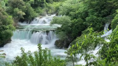 Krka Ulusal Parkı 'ndaki şelaleler Hırvatistan