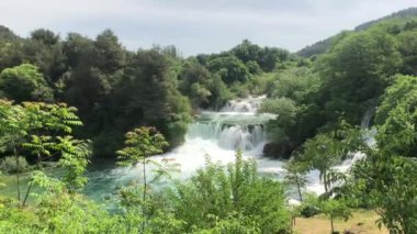 Krka Ulusal Parkı 'ndaki şelaleler Hırvatistan