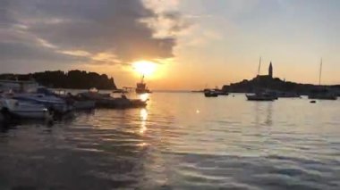Hırvatistan 'daki Rovinj balıkçılık limanından günbatımı süresi doldu