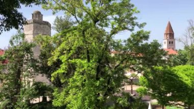 Kaptanın Kulesi, 5 Wells Meydanı ve Sveti Sime Kilisesi Hırvatistan 'ın Zadar kentindeki Kraliçe Jelena Madıyevka Parkı' ndan görüldü