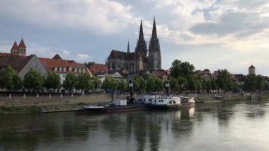 Almanya 'nın Regensburg kentindeki Aziz Peter Katedrali ile Tuna Nehri' nden zaman aşımı