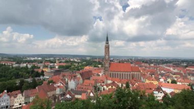 Landshut 'tan şehir manzarası ve Almanya' daki St. Martin Kilisesi