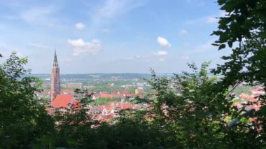 Landshut 'tan şehir manzarası ve Almanya' daki St. Martin Kilisesi