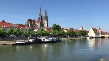 Almanya 'nın Regensburg kentindeki Tuna Nehri ve Regensburg Katedrali