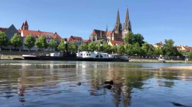 Almanya 'nın Regensburg kentindeki Tuna Nehri ve Regensburg Katedrali