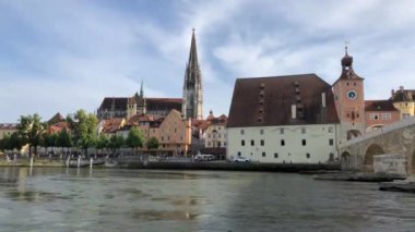 Almanya 'nın Regensburg kentindeki Aziz Peter Katedrali ile Tuna Nehri' nden zaman aşımı