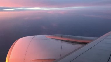 Amsterdam 'daki Schiphol Havaalanı' na giden uçakta günbatımında Hollanda