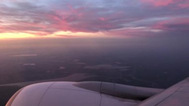 Amsterdam 'daki Schiphol Havaalanı' na doğru uçarken gökyüzü pembeydi.