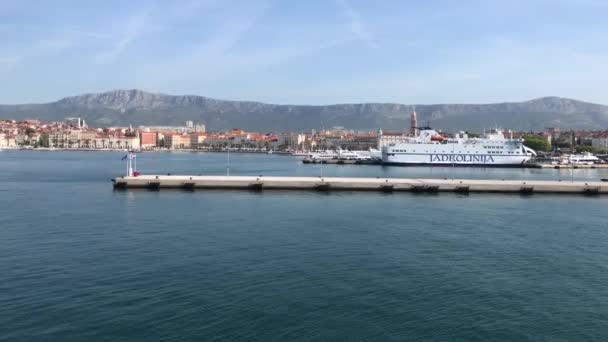 흩어져 크로아티아 항구를 떠나는 여객선 — 비디오