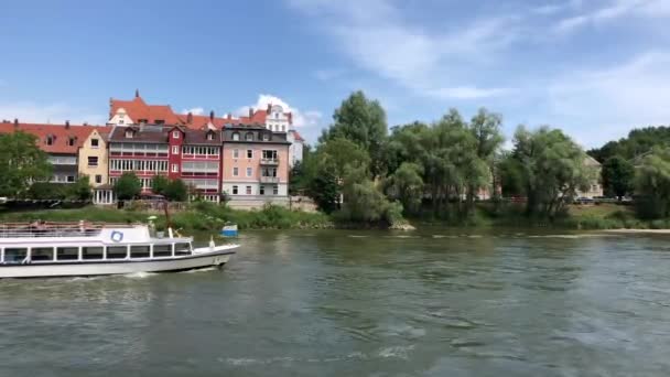 Κρουαζιέρα Στον Ποταμό Δούναβη Στο Regensburg Γερμανία — Αρχείο Βίντεο