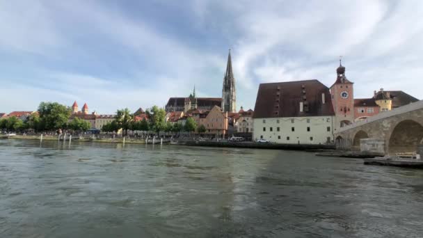Almanya Nın Regensburg Kentindeki Tuna Nehri Üzerindeki Taş Köprü — Stok video
