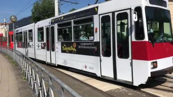 Straßenbahn Fährt Braunschweig Vorbei — Stockvideo