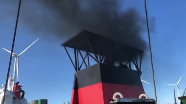Hollanda, Eemshaven Groningen 'deki bir feribottan siyah duman.